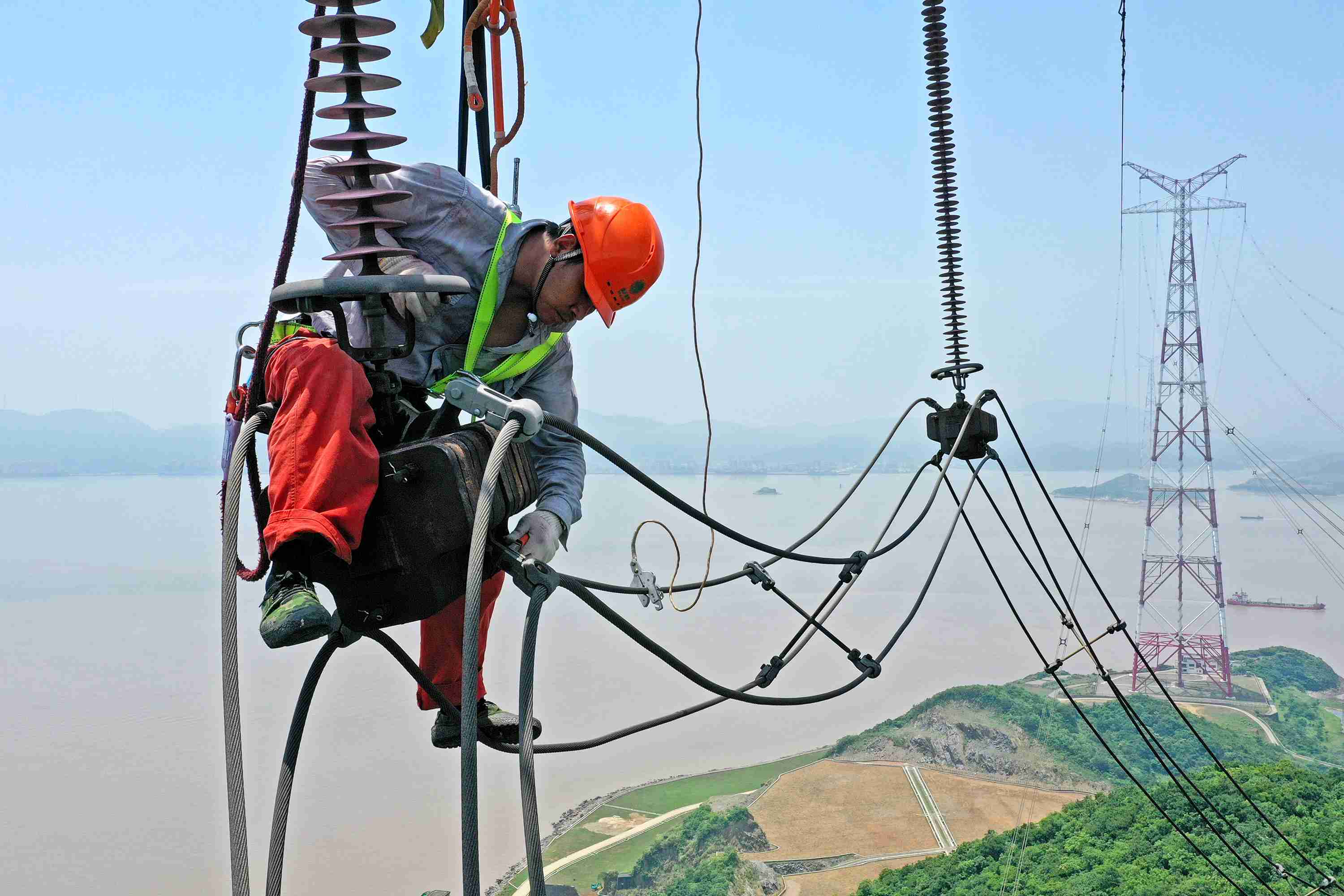 浙江舟山:电力工人高空走线检修 保障供电安全_洛晓线