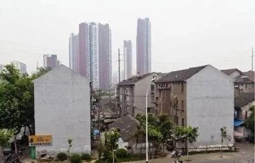 为解决市民住房困难,首批建设了贸易,邮电,井亭,解放等新村,后又建设