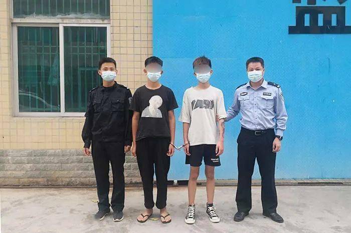 茂名多名"00后"男子深夜结伙抢手机 ,相继被抓,自首.