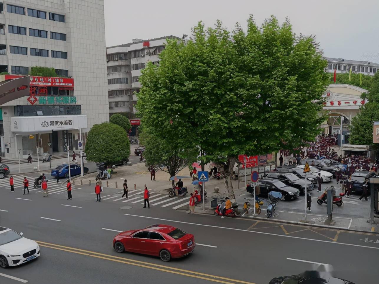 常德市一中教师用身体筑起了一道"红色安全墙"  常德市一中校门前朗州