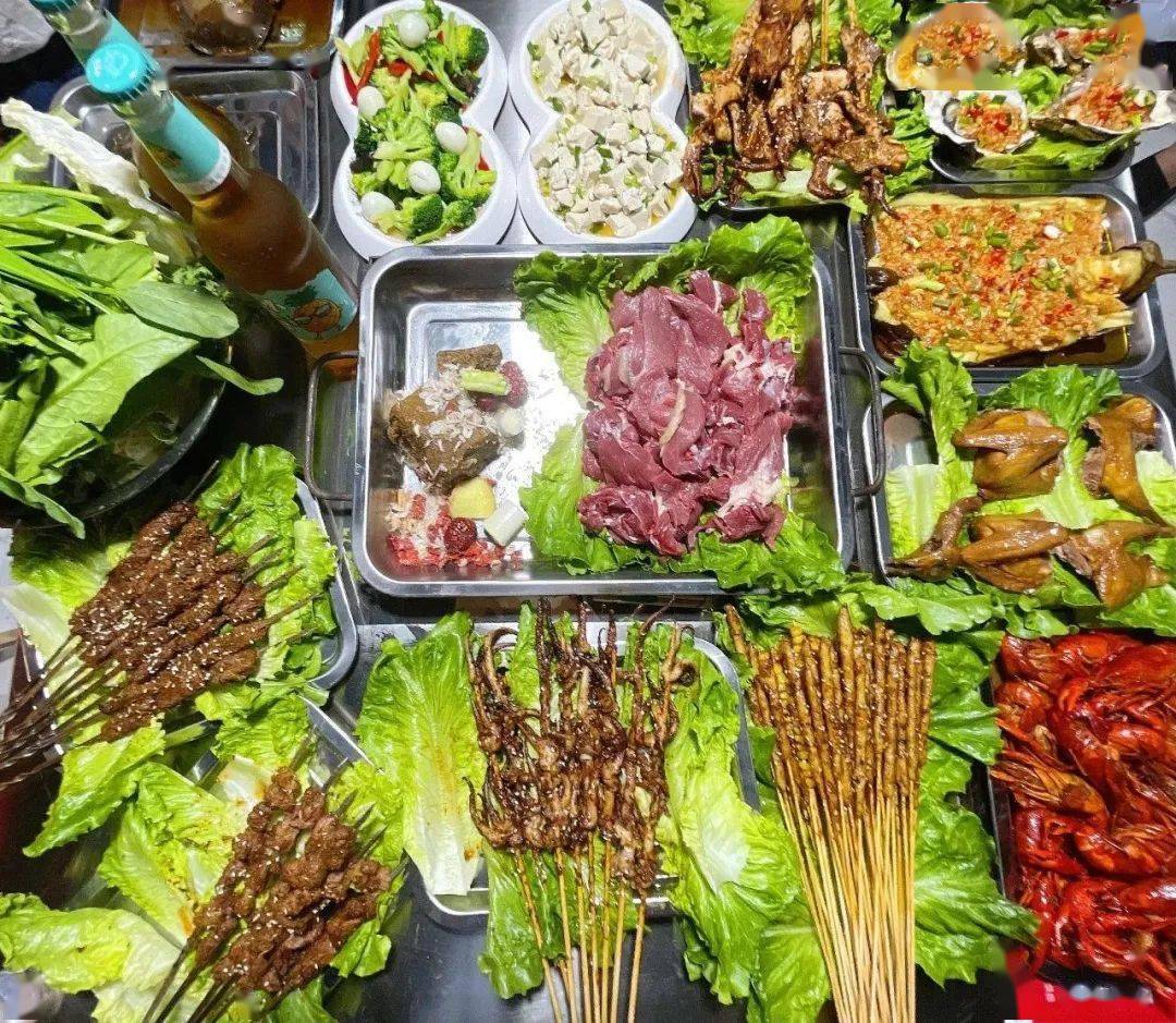 新郑南关这家2000m05小方桌烧烤羊肉配乳鸽得劲