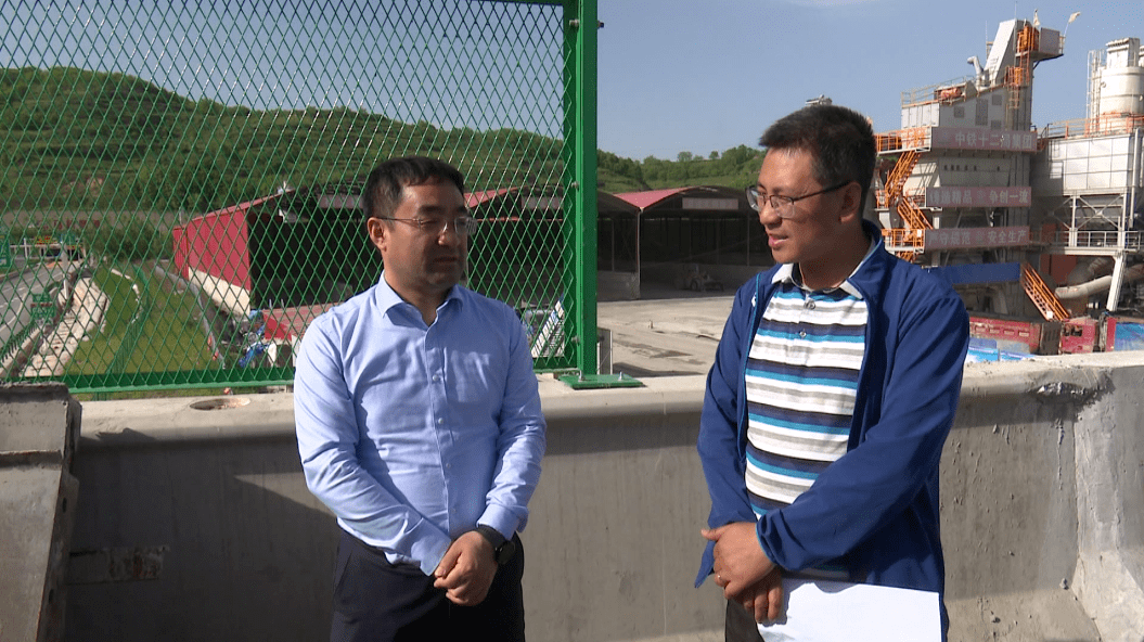 刘小平督查高等级公路项目建设工作