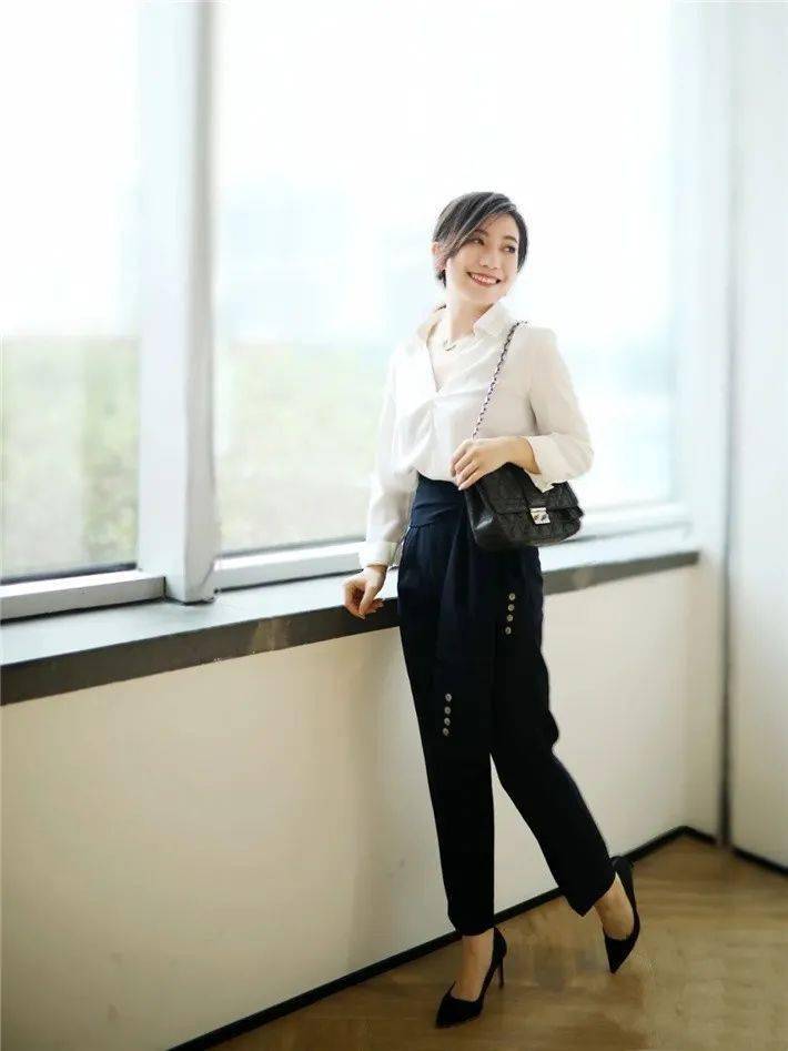 慵懒感拖地裤女高级感 2bb1df7d7f394b04ba40879b2dd43b6a.jpeg