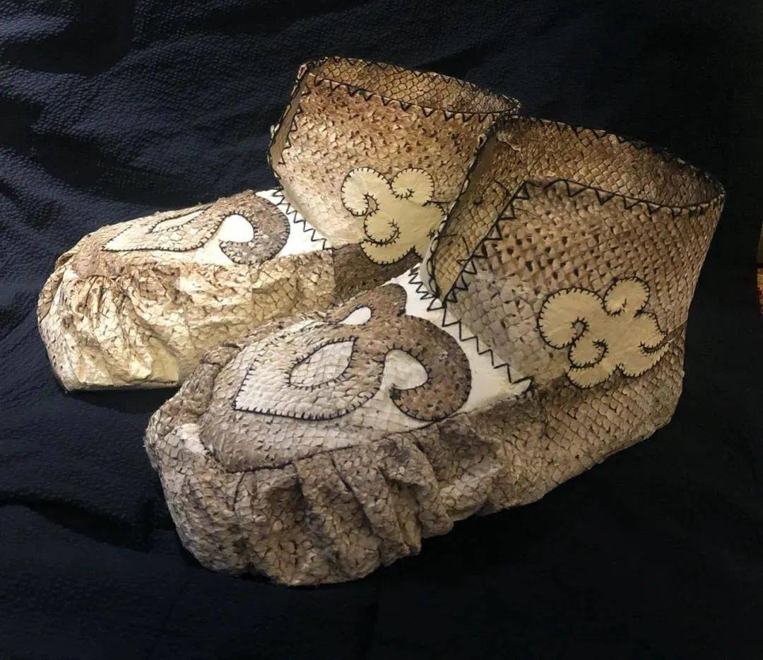 作品:《赫哲族鱼皮靴》背景:东北三江,盛产大马哈鱼,胖头鱼等鱼类