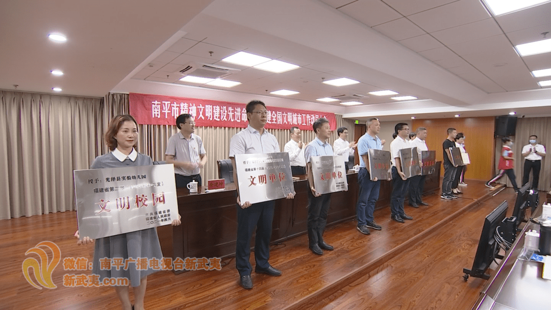 市委常委,宣传部部长张培栋宣读先进命名决定.