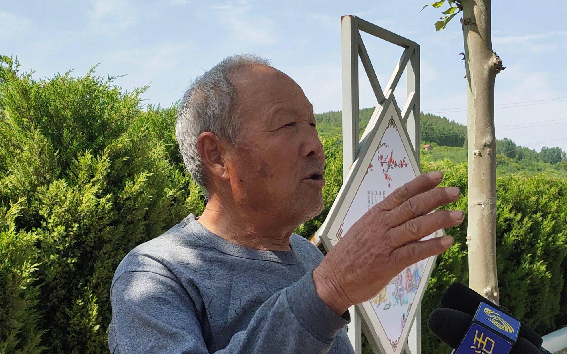 作为专职墓地管理员,村民王树奎经历了沂水县殡葬改革的全过程.