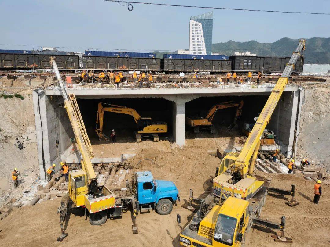 下穿双铁路承秦高速互通连接线控制性工程取得重大进展
