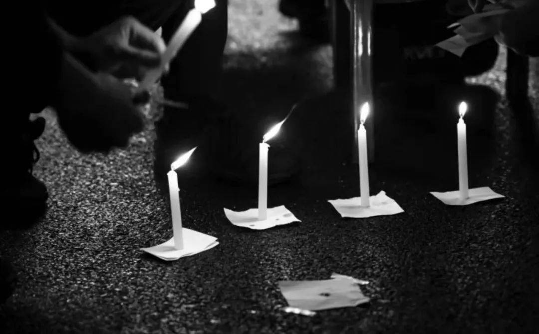 在一曲《送别》中深情哀悼,他们用一场特别的方式,点点烛光照亮漆黑的