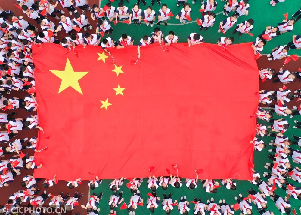 浙江省湖州市德清县武康街道千秋外国语学校,学生们在挥舞五星红旗