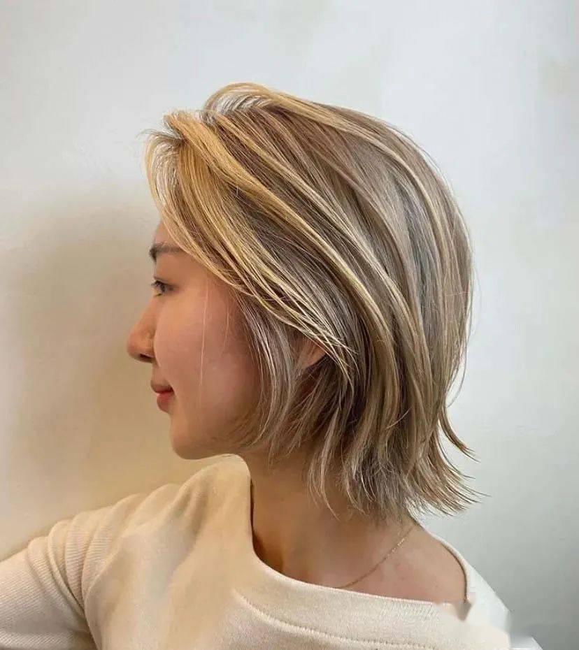 女生,这款发型长短发都适合剪,层次感很强,碎剪头因为头发剪裁层次感