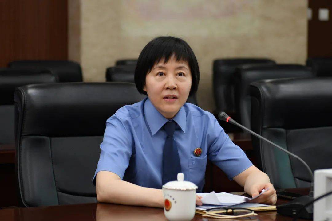 郑州市人民检察院检委会专职委员耿红主持