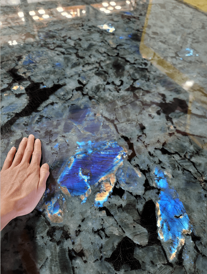 蓝翡翠具有宝石的特性光泽透亮灵气逼人属非洲某国的国石