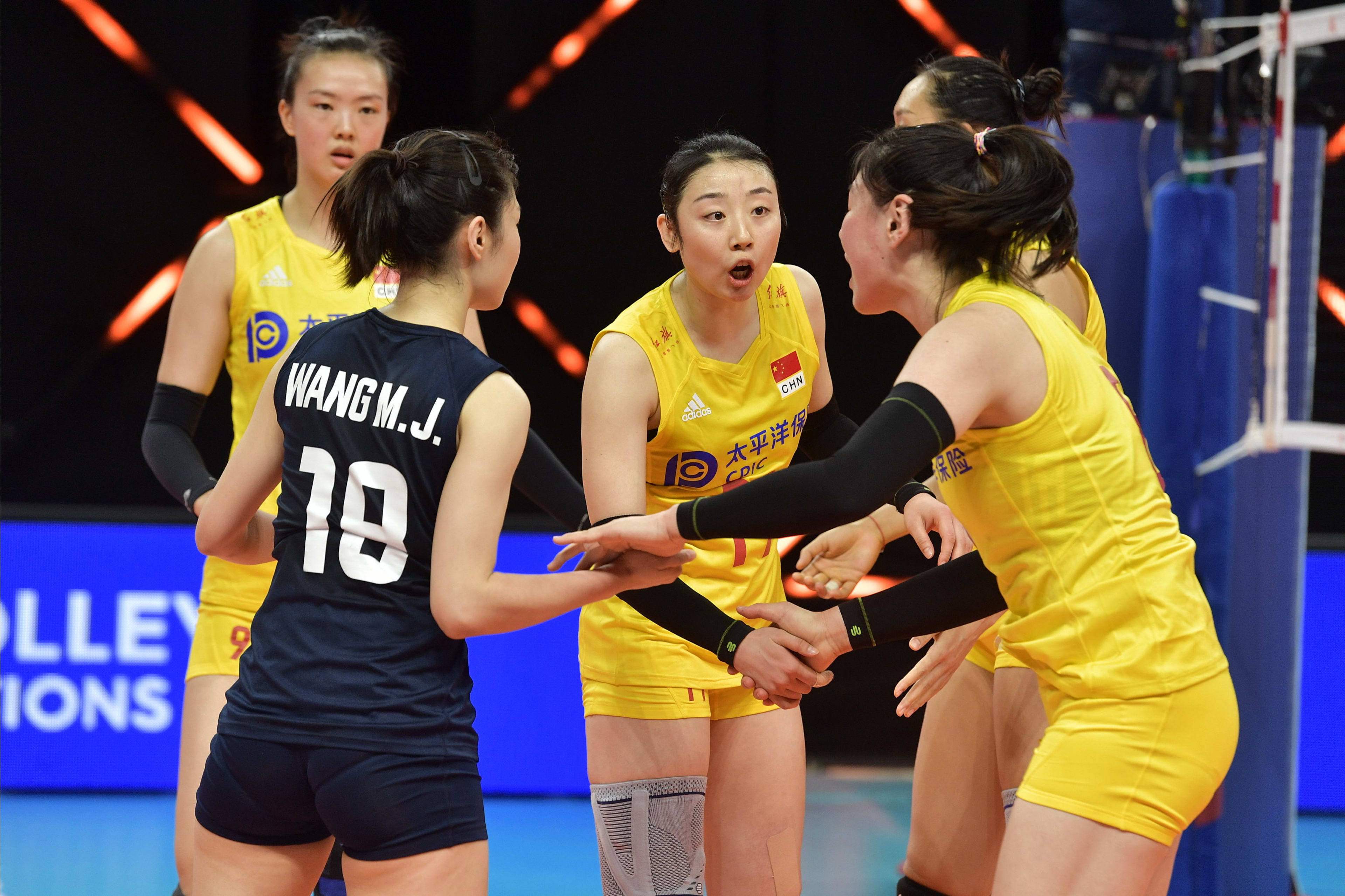 当日,在意大利里米尼举行的2021年世界女排联赛预赛第三轮比赛中,中国