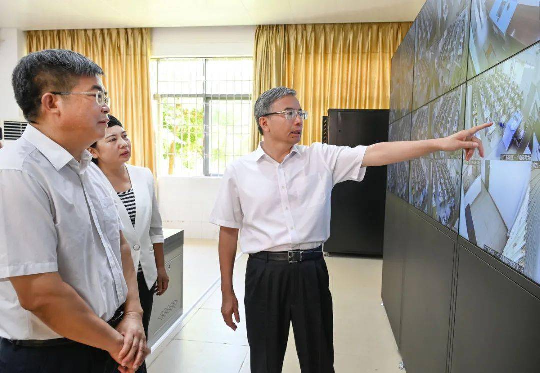 林道平首先来到阳江一中实地察看校园环境和教育设施建设情况详细了解