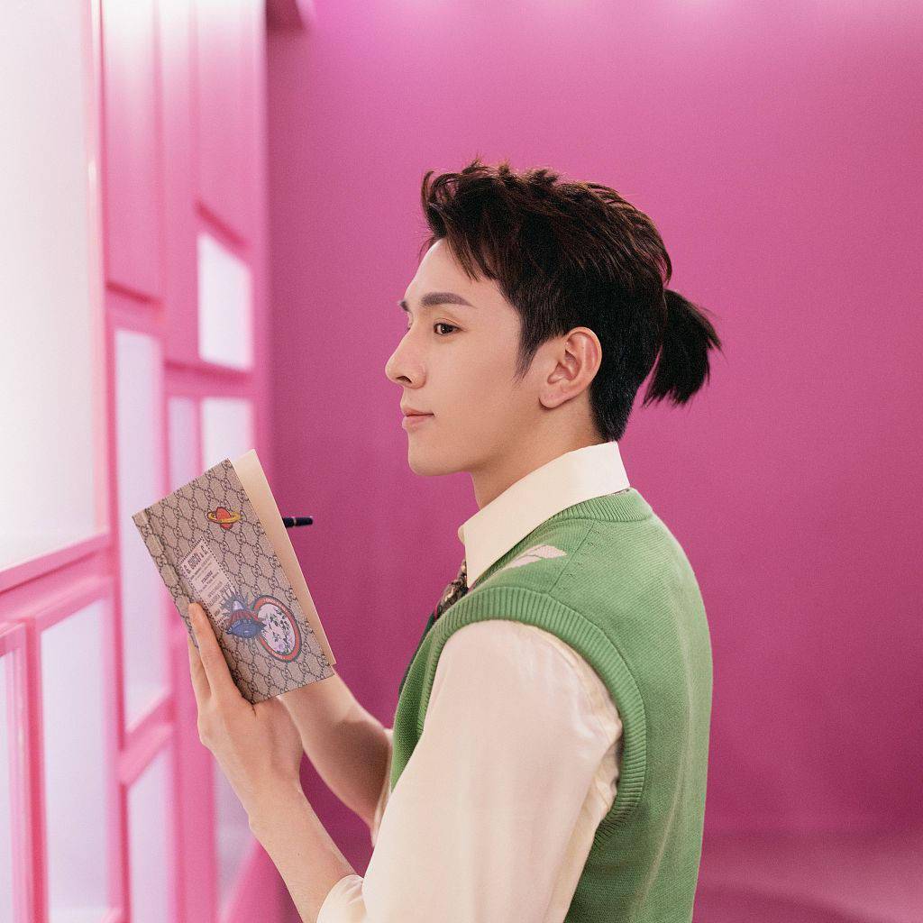 李佳琦拍写真扎小辫儿潮男范穿针织背心走帅气英伦风