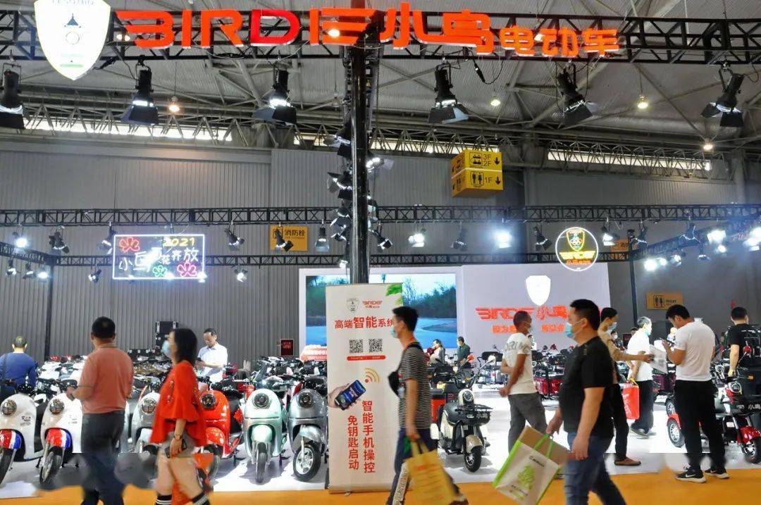 展会现场,小鸟电动车2021年"百花齐放"主题既融合了高科技元素,还传达
