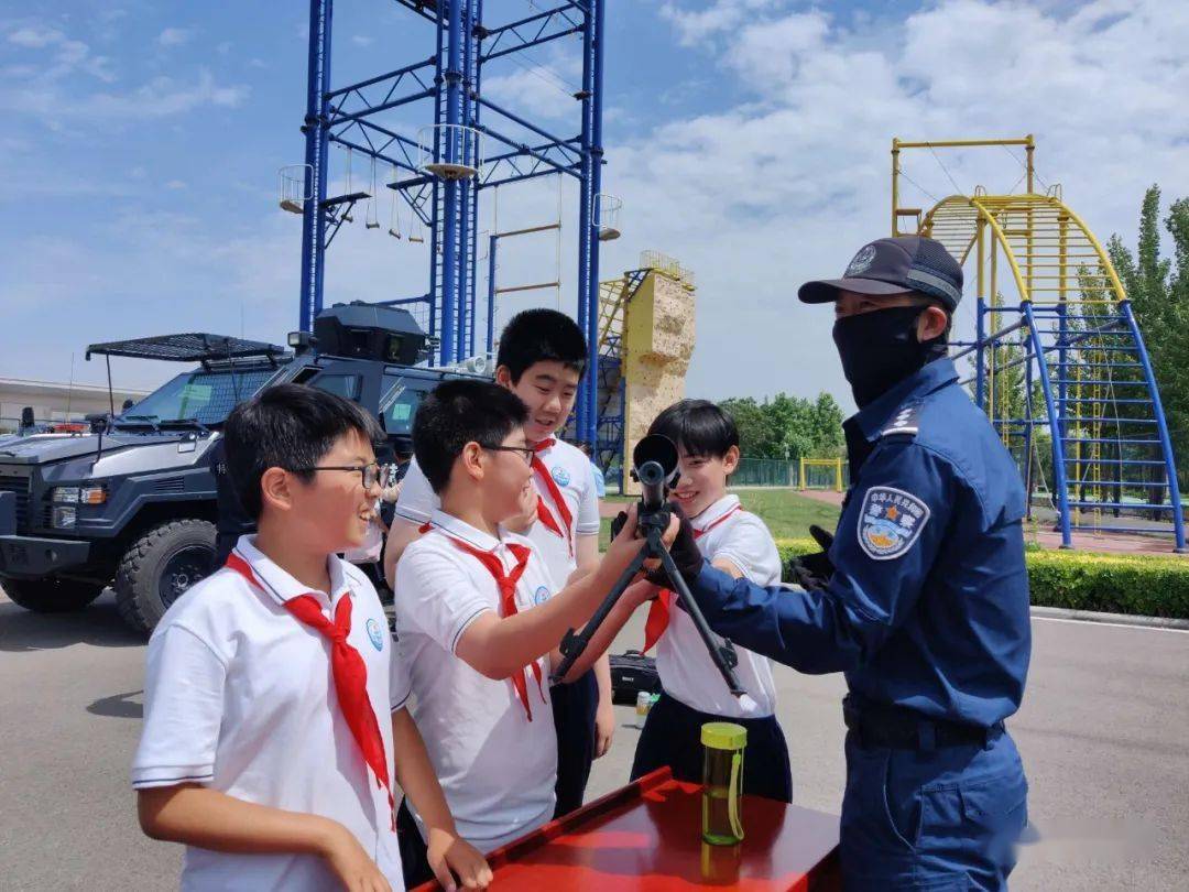 我为群众办实事河东区二号桥小学走进天津市公安局特警总队开展警民