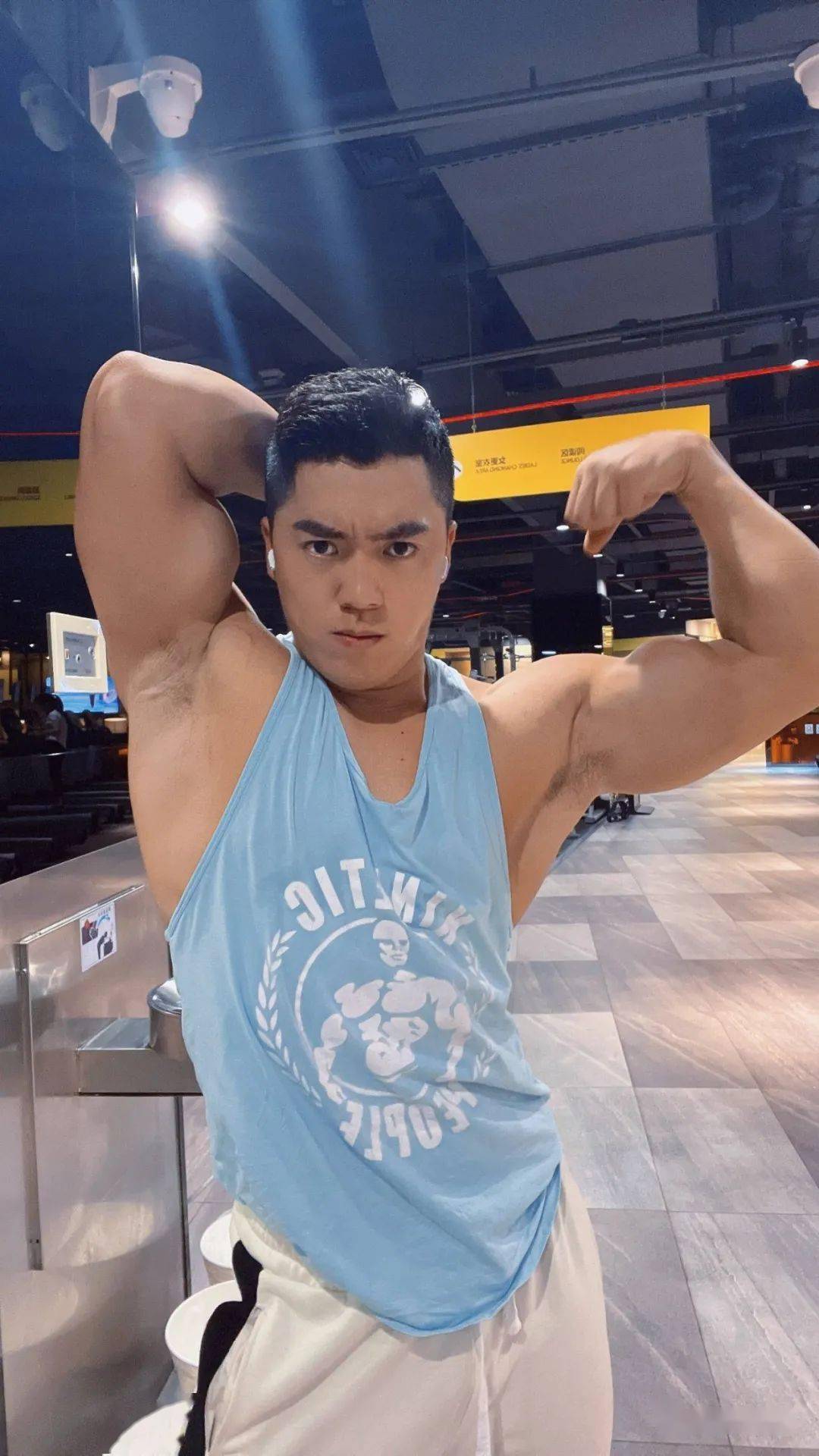 从小就是体育生,练田径的时候走进健身房 想要更好的身材,到现在目标