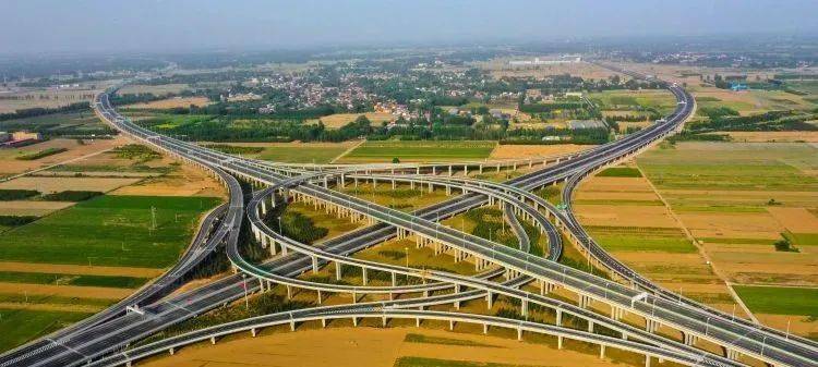 京德高速廊坊段是双向六车道,京德高速公路始于京冀界k7 500m,止于津