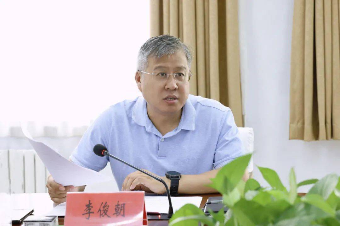 区委书记李俊朝主持召开开发区重点事项及招商工作调度会