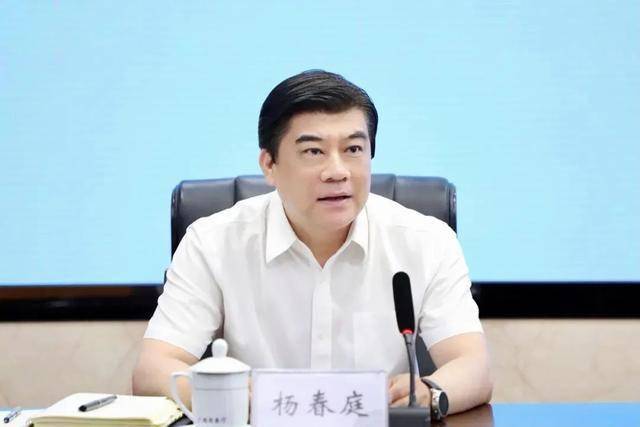 并宣布自治区党委决定:蒋连生同志不再担任自治区商务厅党组书记职务