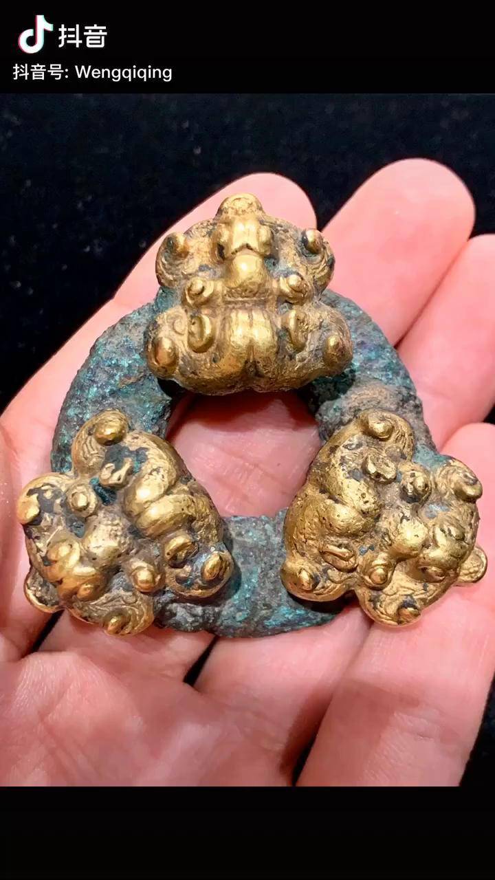 春秋青铜铸金三兽首环形饰请列位鉴赏