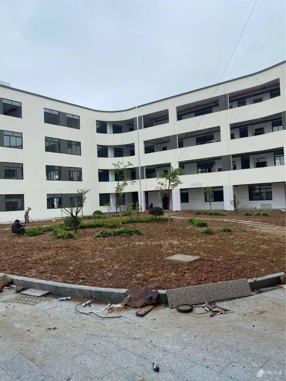 根据县教育通知和天台108社区报道综合:天台小学北校区(飞鹤校区)位于