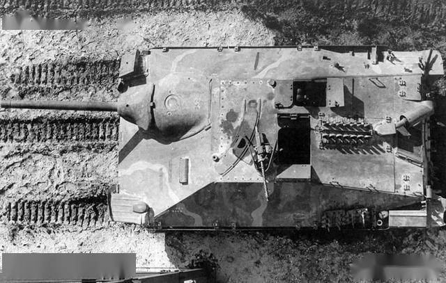 从正上方拍摄的"追猎者",可见车顶的两处出入舱口都呈开启状态.