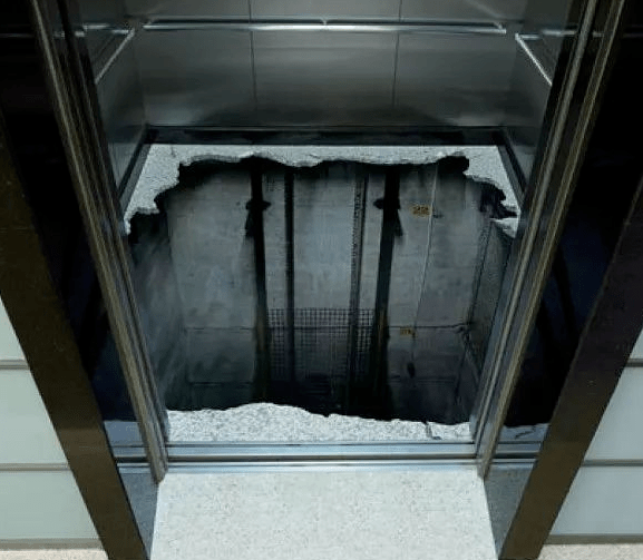 广东一小区电梯突然加速撞向30层顶楼,1人身亡……