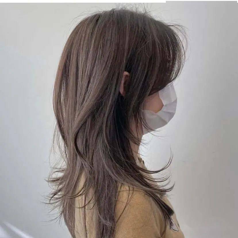 自己怎样剪有层次感的中长发 2c879655cc5f4a97b19adf89166860ee.jpeg