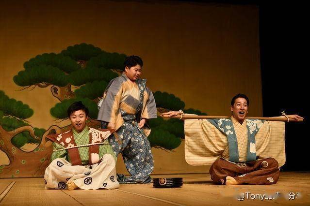 狂言是一种独特的滑稽喜剧艺术,起源于日本室町时代,至今已有近600 年