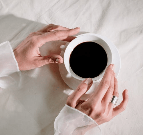 品尝咖啡步骤步骤一:闻喝咖啡之前,务必先闻一闻咖啡.