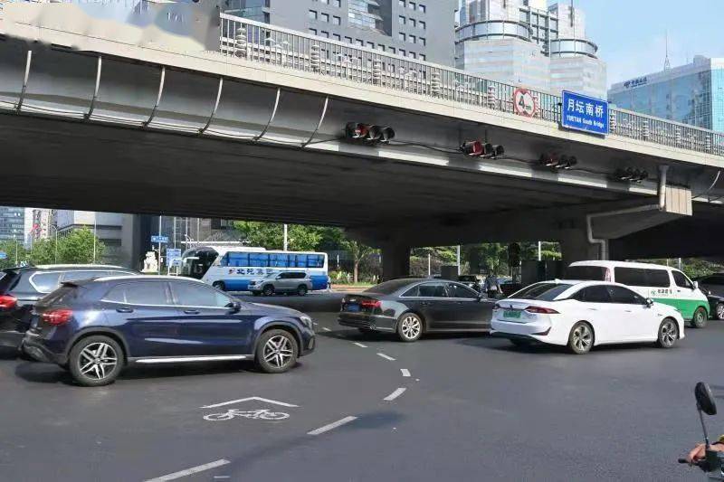 北京交警二环路机动车道瘦身最高礼遇骑行人