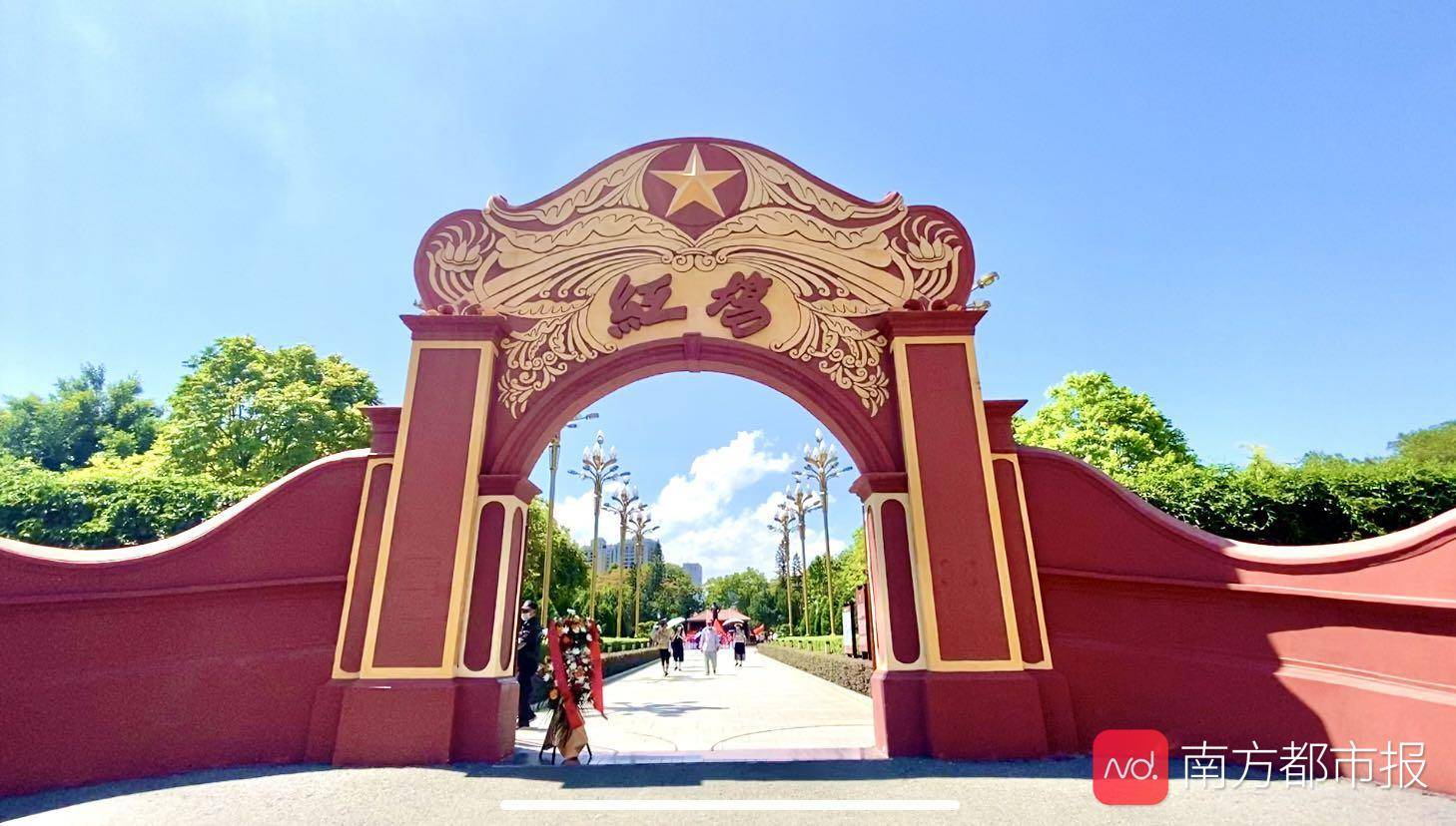 建筑墙壁都刷成了红色,整座县城有如一座"红城",其中,红宫红场旧址,是