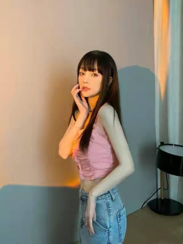 39岁李小璐穿着越来越大胆,大秀热辣身材