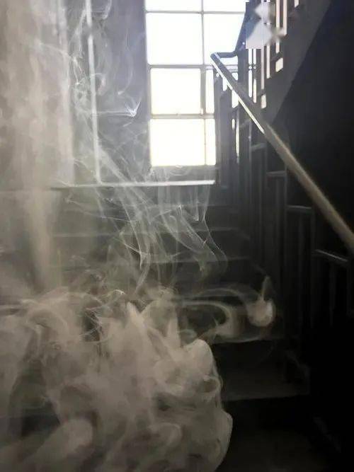 世界无烟日一些居民楼楼道成了公共吸烟室邻居有苦难言