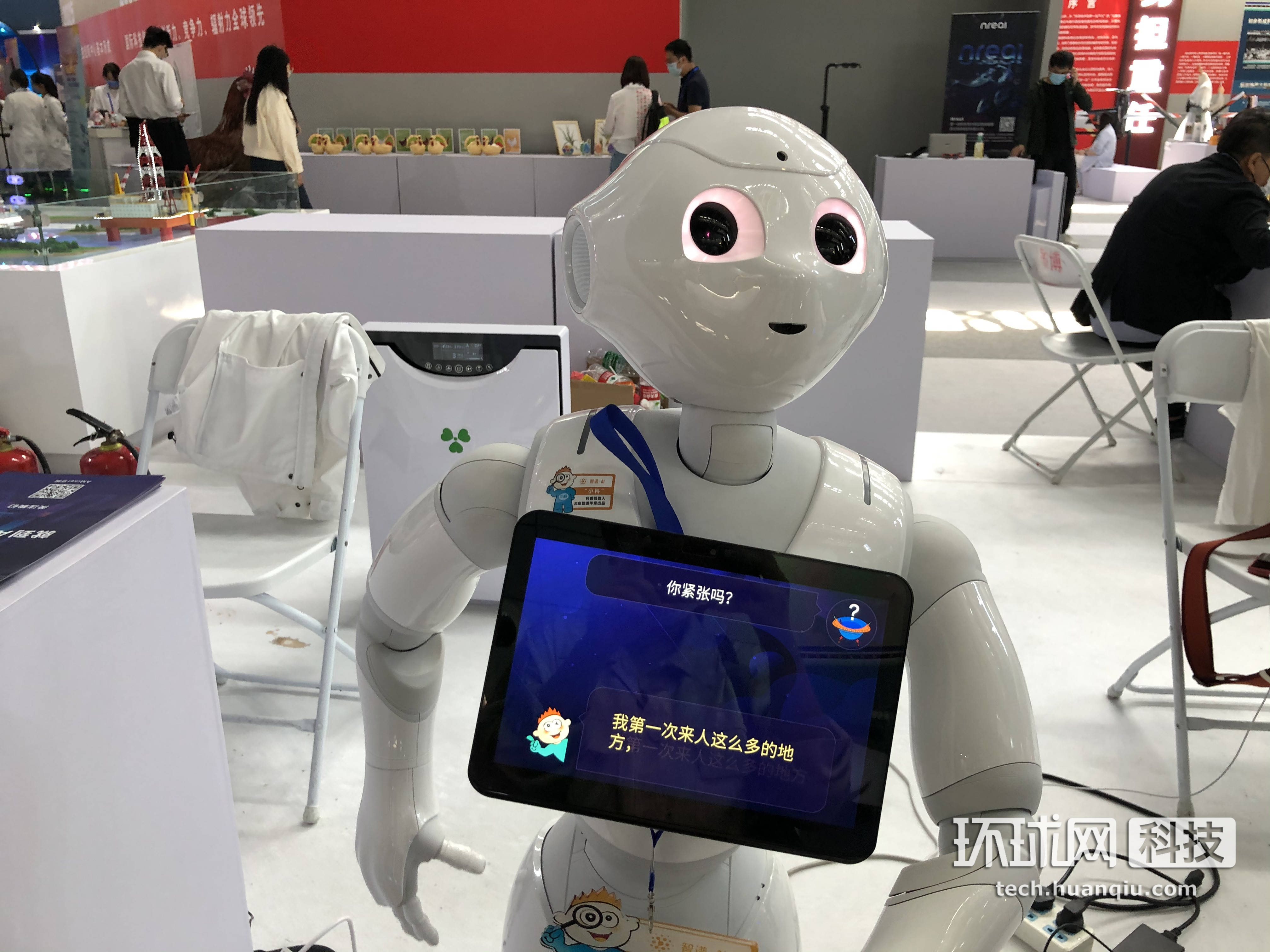 北京科技周的明星机器人小科:有一点幽默