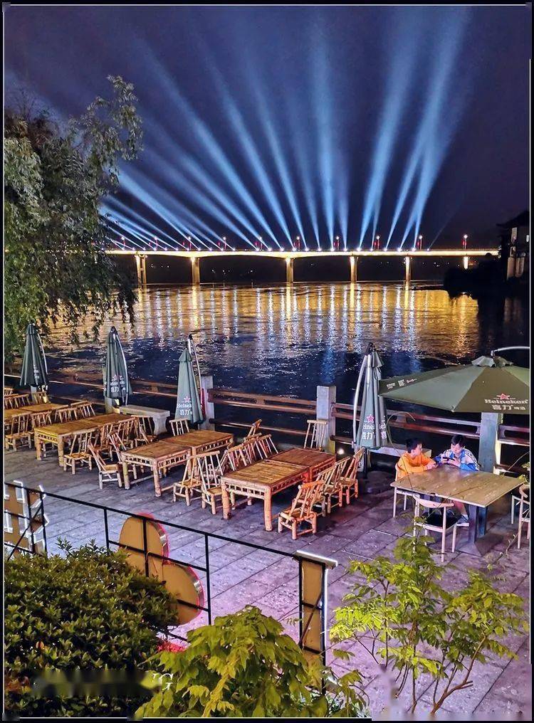 哇,洪江之夜太美了!江边的酒吧,美食都在等待您的到来.