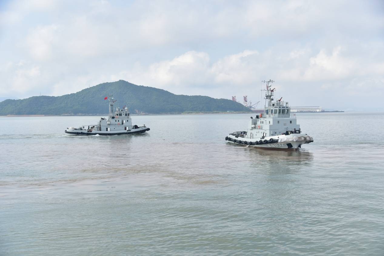 军港小蜜蜂大型军舰进出港一拖一顶全靠它