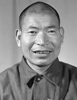 是一位"宁肯一人臭,换来万户香"的掏粪工人,山东省齐河县人,中共党员