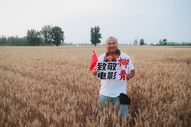 作为电影导演的高中同班同学,延华在深入参与电影宣发工作,了解到田波