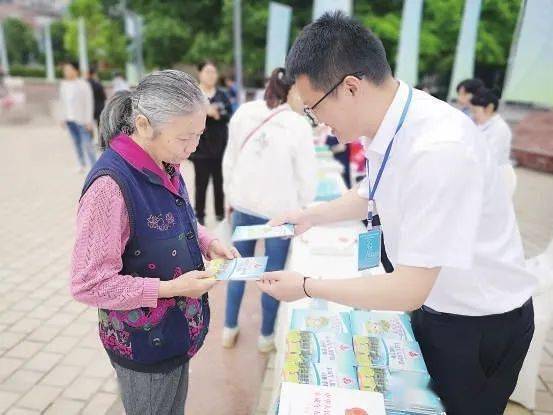 中国未成年人口_降低近视率 应该怎么办(2)