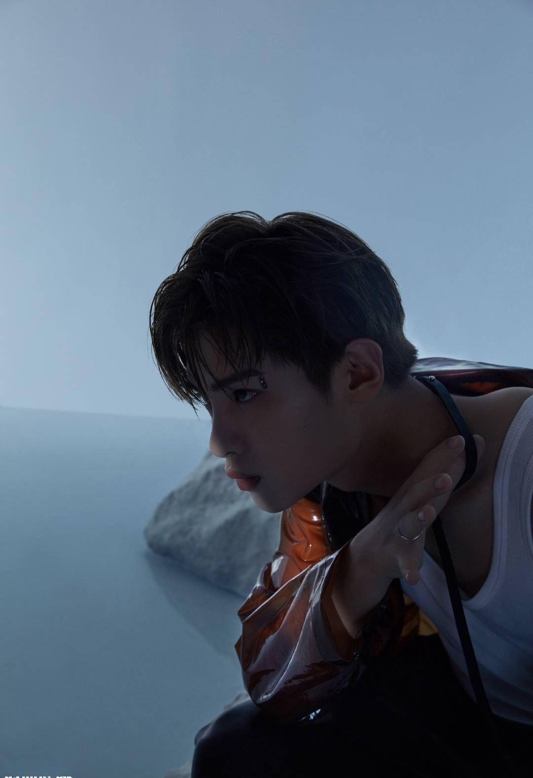 黄明昊时尚健康六月刊内页大片公开不设限的19岁少年未来没有标准答案