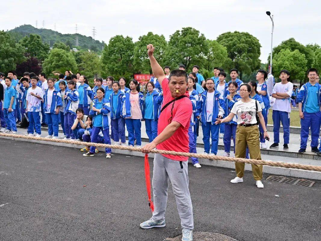彭泽一中拔河助威释放压力决战高考