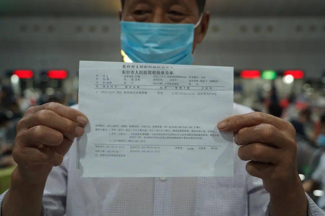 摄5月31日晚,广州白云机场,旅客在通过"一码一证"的查验后,被允许进入