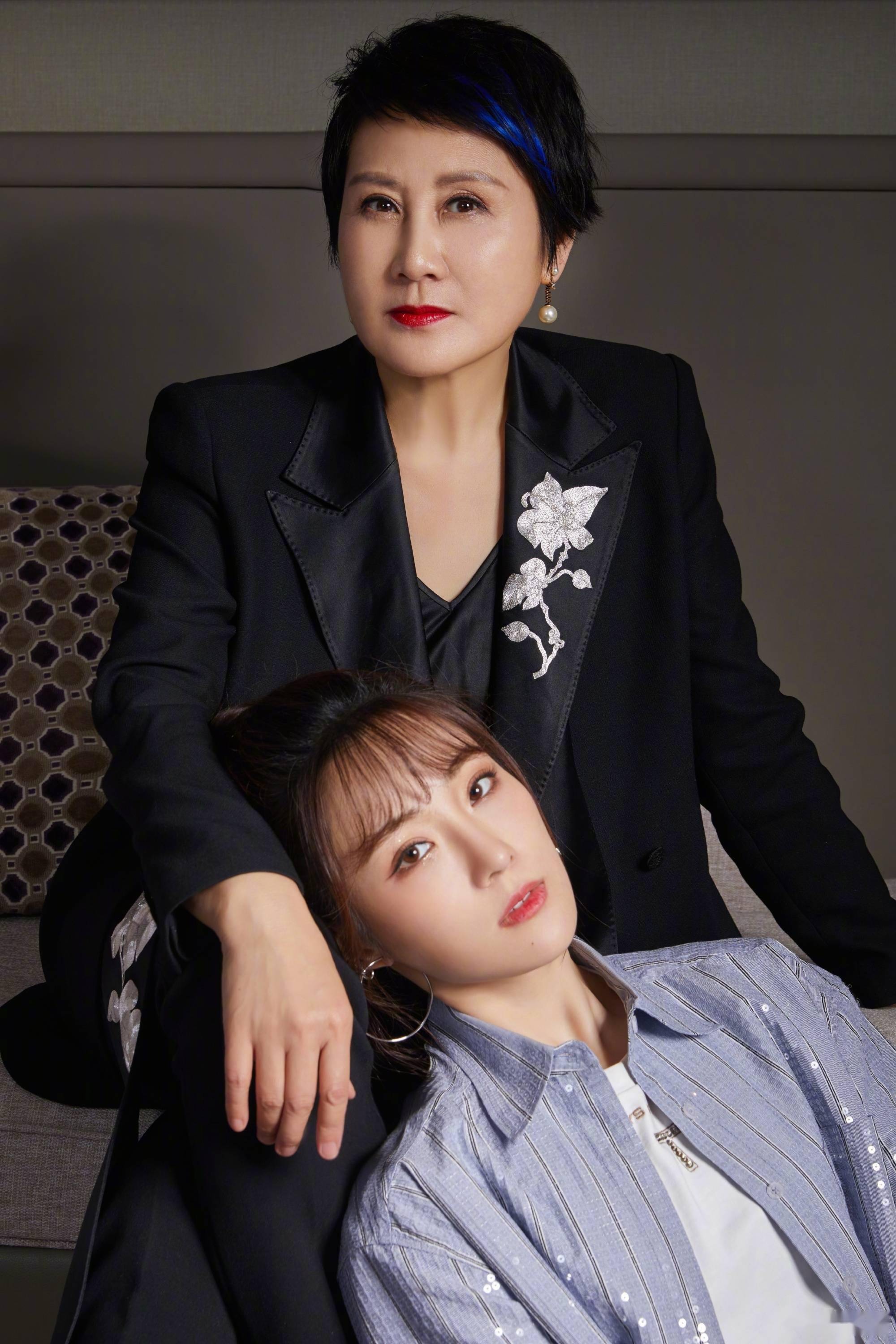 这种代际碰撞让各种笑点层出不穷,新入营的张凯丽和女儿可可张可盈,就