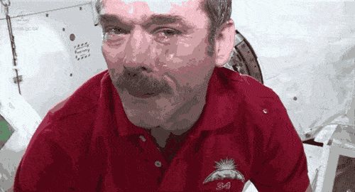 由于失重,眼泪滴不下来,一直贴在他的脸上.