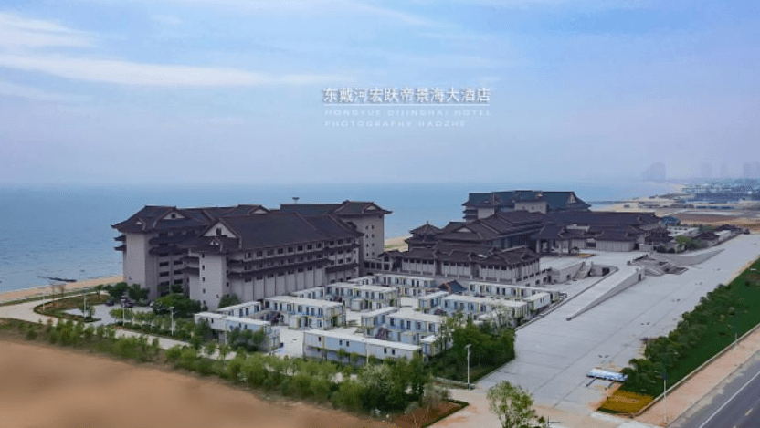 首钢浴场温馨提示游泳,戏水逐浪一定要准备好救生用品选择人多的地方