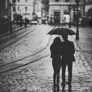 雨中漫步情侣打伞图片图片