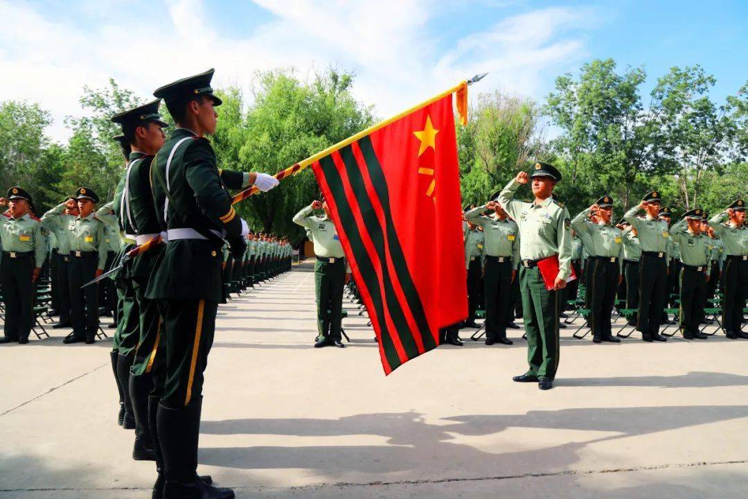 面對莊嚴的武警部隊旗,全體列兵眼神堅毅,他們挺拔站立,高舉右拳,錚錚